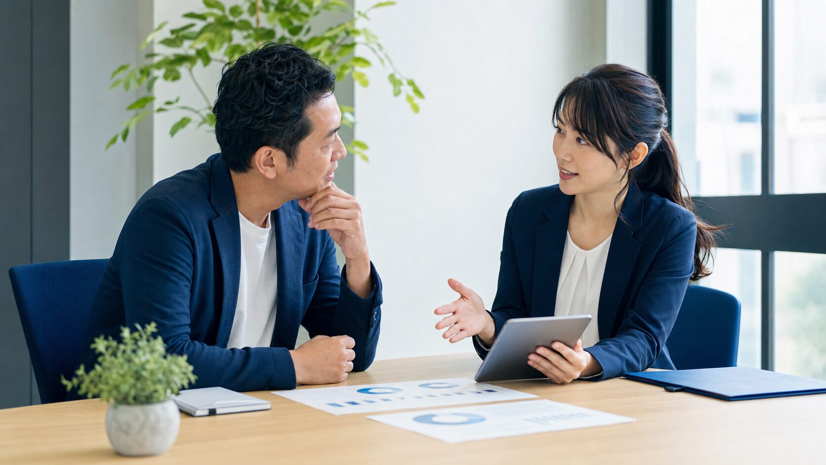 Webマーケティング会社との初回面談で課題と目標を確認するビジネスシーン
