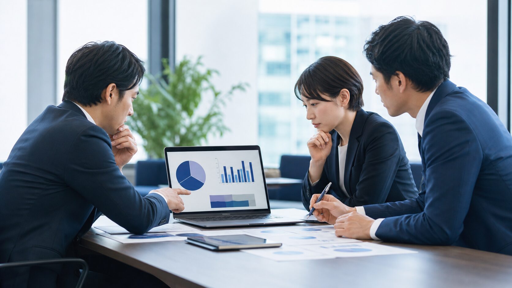 リスティング広告の広告費、運用手数料、問い合わせ成果を確認する中小企業の経営者と担当者のイメージ