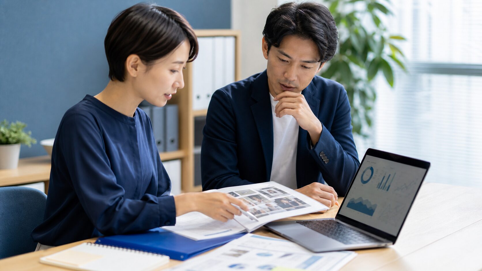 コンテンツ制作の外注費用、記事の企画、専門性を確認する中小企業の担当者と編集者のイメージ